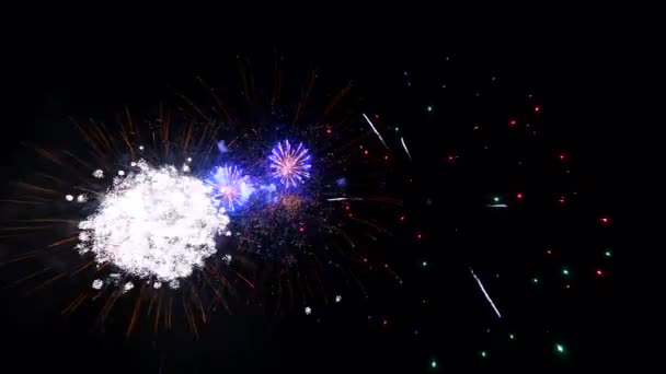 4K abstract vuurwerk geïsoleerd op diepe zwarte nacht achtergrond — Stockvideo
