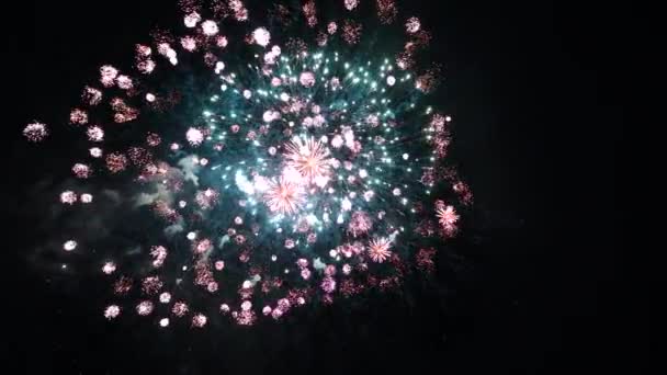 Fogos de artifício abstratos 4K isolados em fundo escuro escuro — Vídeo de Stock