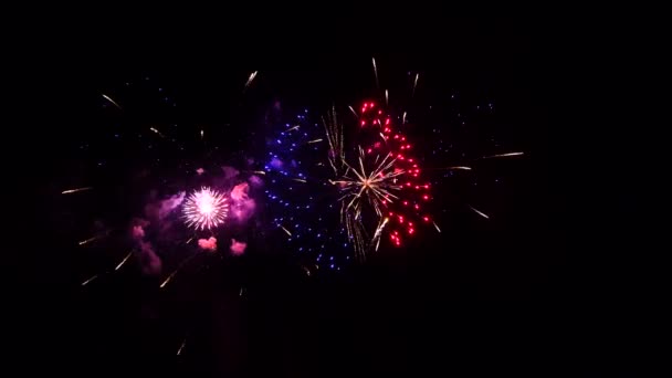 4K elvont tűzijáték elszigetelt mély fekete éjszakai háttér — Stock videók