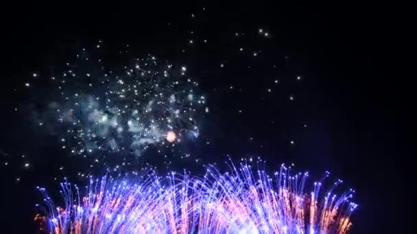 Espectáculo de fuegos artificiales abstractos en el profundo cielo nocturno negro — Vídeos de Stock