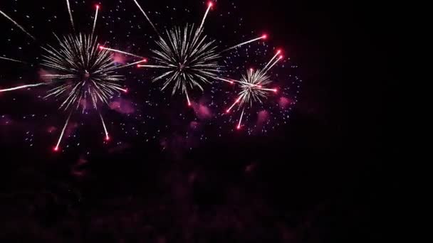 4 тысячи реальных фейерверков в темном ночном небе — стоковое видео