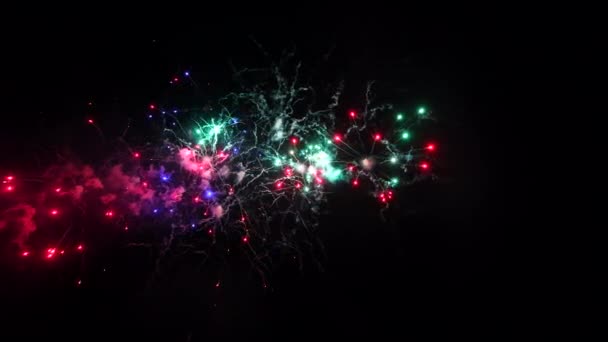 Fuegos artificiales de imágenes 4K en el profundo cielo negro nocturno — Vídeos de Stock