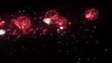 4K Gerçek soyut havai fişek gösterisi Derin karanlık gece gökyüzünde