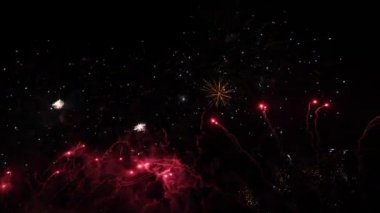 4K Gerçek soyut havai fişek gösterisi Derin karanlık gece gökyüzünde