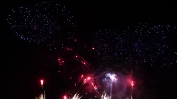 4K real abstract fireworks show on deep black night sky — Stock Video