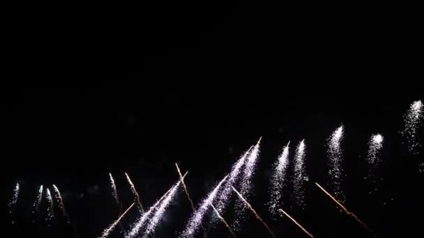 4K echte abstracte vuurwerk show op diepe zwarte nacht hemel — Stockvideo