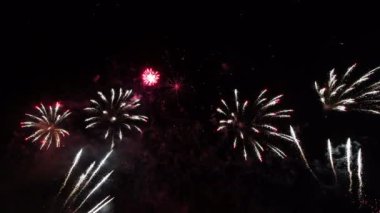 Gökyüzünde bir grup havai fişek