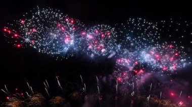 Gece gökyüzünde havai fişekler