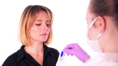 Genç Doktor, Covid-19 Coronavirus için resmi karalama testi yaptırıyor.