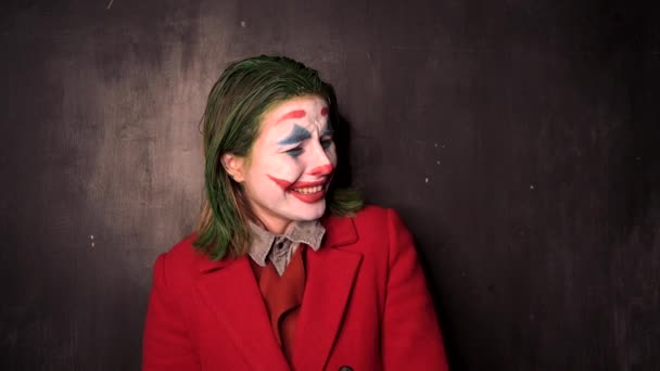 Frau trägt roten Mantel mit Cosplay-Clown-Make-up — Stockvideo