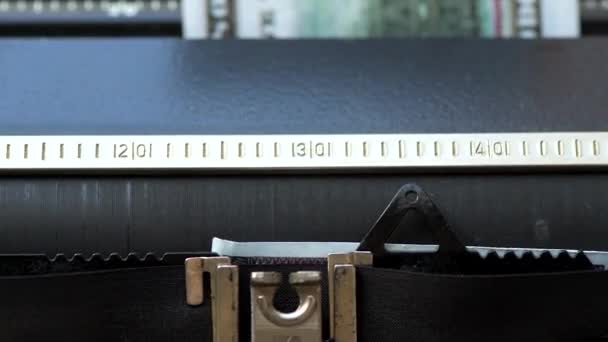 Escribiendo Covid 19 en 100 dólares con la vieja máquina de escribir vintage — Vídeo de stock