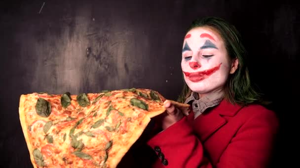 Γυναίκα θα κλόουν πρόσωπο συνθέτουν κρατώντας ένα κομμάτι πίτσα — Αρχείο Βίντεο