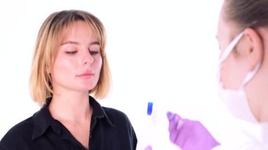 Genç Doktor, Covid-19 Coronavirus 'u laboratuvarda resmi olarak test ediyor.