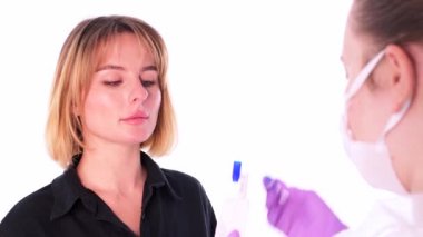 Genç Doktor, Covid-19 Coronavirus 'u laboratuvarda resmi olarak test ediyor.