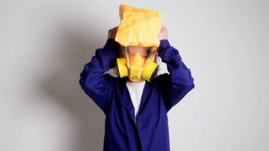 Sarı salgın maskeli genç kadın Covid-19 Virüsü, izole edilmiş.