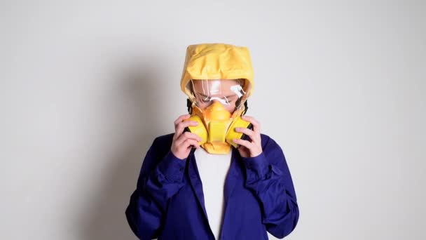 Young woman in Yellow Epidemic mask Covid-19 Virus, isolated — Stock Video