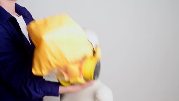 Arzt trägt Maske auf Schaufensterpuppe — Stockvideo