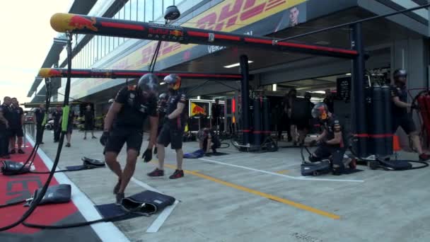 Red Bull Racing Team Formel 1, Max Verstappen beim Boxenstopp-Training — Stockvideo