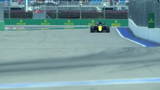 Renault Formula 1 team racing på Formel 1 Ryska Grand Prix 2019 — Stockvideo