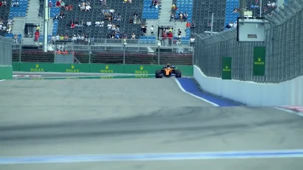 Formel-1-Team Mclaren fährt beim Großen Preis von Russland 2019 — Stockvideo