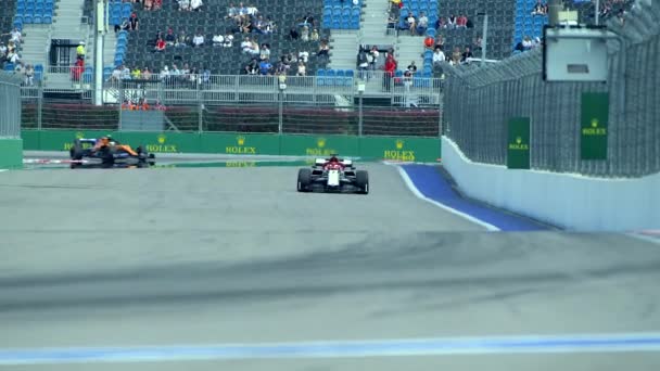 Drużyny Mclaren i Alfa romeo ścigają się na Grand Prix Rosji Formuły 1 2019 — Wideo stockowe
