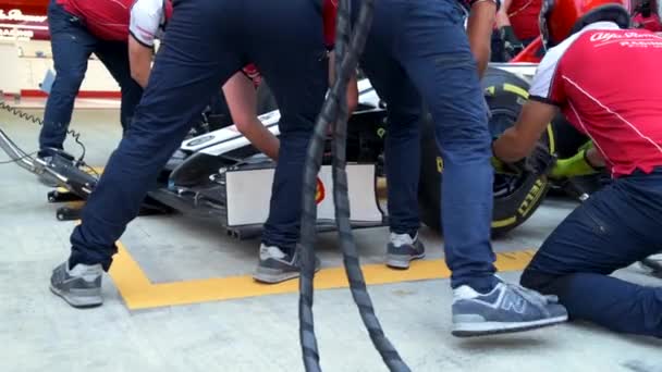 Alpha Romeo Kimi Raikkonen pit stop στη Formula 1 Grand Prix της Ρωσίας 2019 — Αρχείο Βίντεο