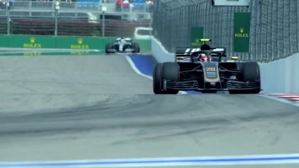 Petronas Mercedes f1 takımı Formula 1 Rusya Grand Prix 2019 'da yarışıyor. — Stok video