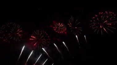 Gece gökyüzünde renkli havai fişekler, siyah izole arkaplan