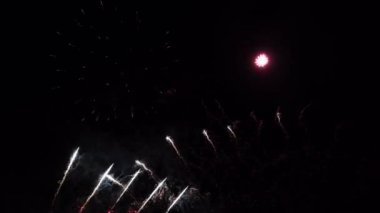 Gece gökyüzünde renkli havai fişekler, izole arkaplan