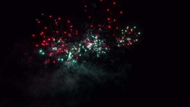 4k Filmmaterial abstraktes Feuerwerk am Nachthimmel, schwarzer isolierter Hintergrund — Stockvideo