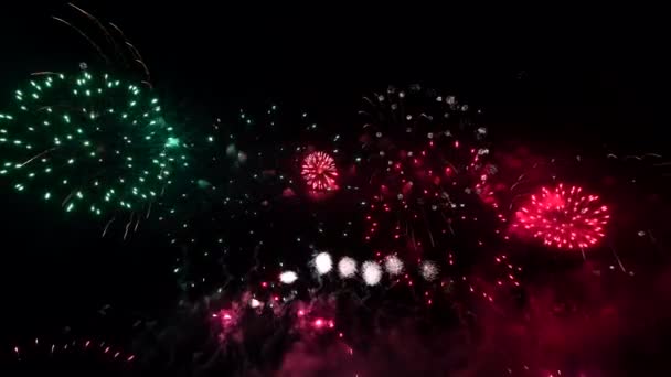 Fogo de artifício real 4k vídeo em fundo preto profundo Sky — Vídeo de Stock