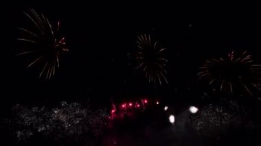 Derin Kara Arkaplan Gökyüzü 'nde Gerçek Havai Fişekler, 4 Temmuz Bağımsızlık Günü