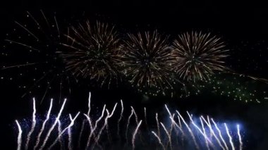 Gece gökyüzünde fütürist havai fişekler, siyah arkaplan, 4 Temmuz