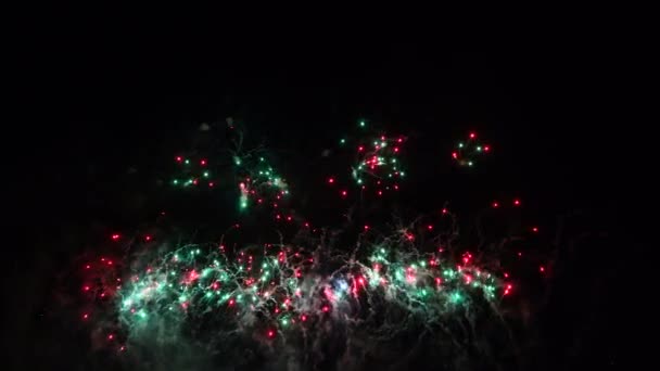 4k wideo Kolorowe fajerwerki na nocnym niebie, czarne pojedyncze tło — Wideo stockowe
