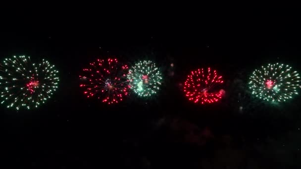 Цветной фейерверк в ночном небе, 4 июля — стоковое видео