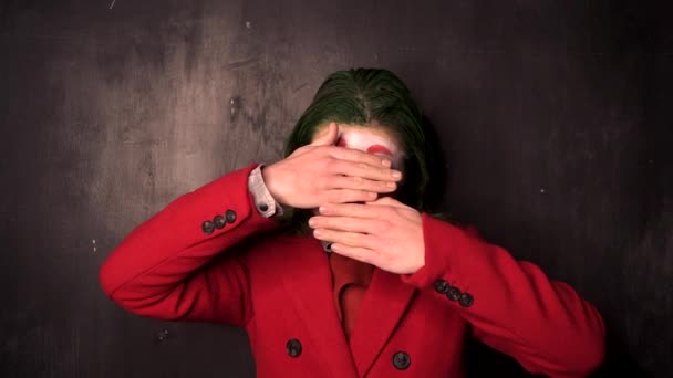 Nő piros kabátot visel cosplay bohóc smink — Stock videók