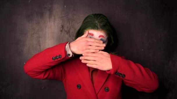 Kvinna bär röd rock med cosplay clown utgör — Stockvideo