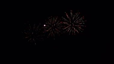 Gece gökyüzünde 4k video Renkli Havai fişekler, siyah izole arkaplan