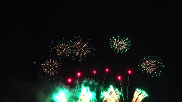 Πυροτεχνήματα στο νυχτερινό ουρανό, απομονωμένα σε μαύρο φόντο — Αρχείο Βίντεο