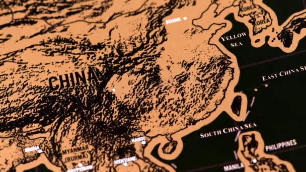 Bir dolarlık altın sikke blogcu çizik seyahat haritasında dönüyor. — Stok video