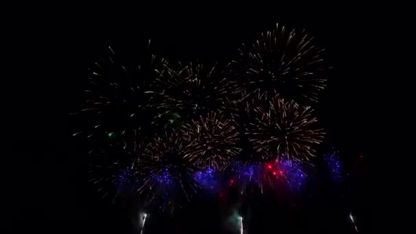 Tűzijáték az éjszakai égen, elszigetelt fekete háttér — Stock videók