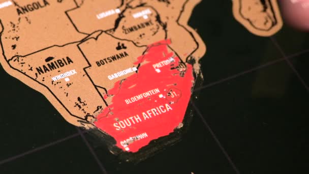 Un dollaro moneta d'oro filatura sulla mappa di viaggio blogger scratch del Sud Africa — Video Stock