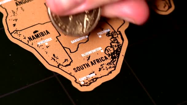 Un dollaro moneta d'oro filatura sulla mappa di viaggio blogger scratch del Sud Africa — Video Stock