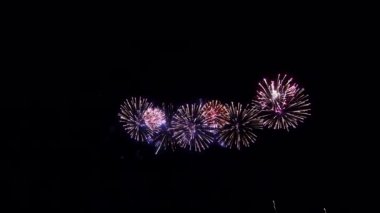 Gece gökyüzünde soyut havai fişek gösterisi, siyah arkaplanda izole.