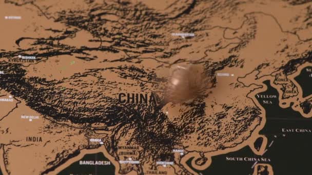 Una moneta da un dollaro sulla mappa nera di viaggio scratch della Cina, Asia — Video Stock