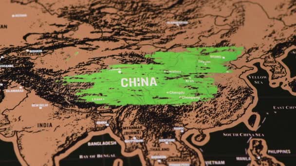 Un dollar pièce scratch sur noir scratch carte de voyage de la Chine, Asie — Video