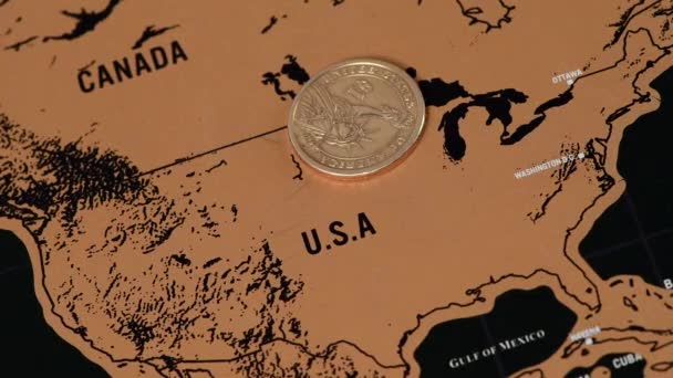 Uma moeda de dólar no mapa de viagem de um arranhão preto de Estados Unidos da América — Vídeo de Stock