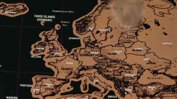Κέρμα ενός δολαρίου σε μαύρο χάρτη ταξιδιού γρατσουνιών της Ευρώπης, ΕΕ — Αρχείο Βίντεο
