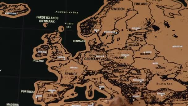 欧洲,欧盟黑色刮痕旅行地图上的1美元硬币 — 图库视频影像