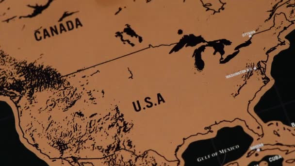 Uma moeda de dólar no mapa de viagem de um arranhão preto de Estados Unidos da América — Vídeo de Stock